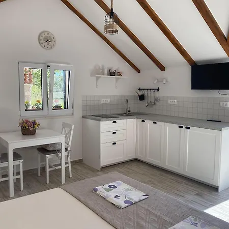 Semesterbostad House Little Flower 2