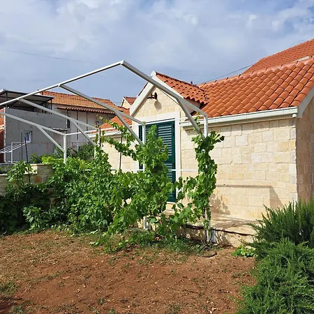 House Little Flower 2 Semesterbostad *