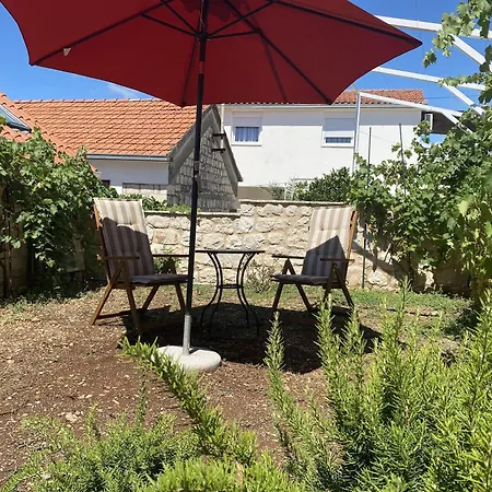 Semesterbostad House Little Flower 2