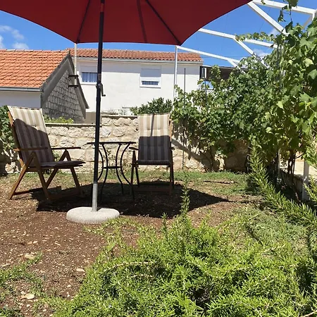 Semesterbostad House Little Flower 2