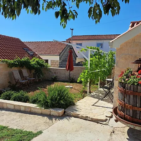 House Little Flower 2 Semesterbostad Trogir