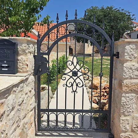 House Little Flower 2 Semesterbostad *