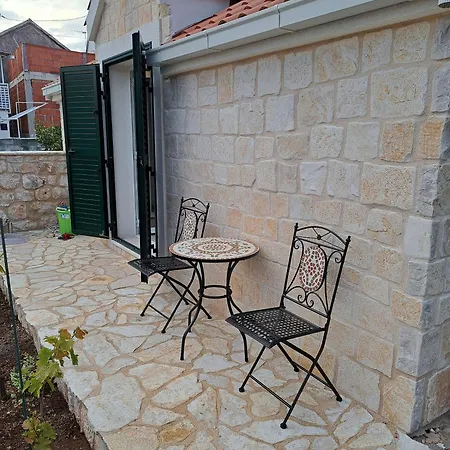 House Little Flower 2 Semesterbostad *