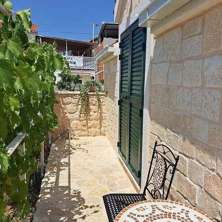 Semesterbostad House Little Flower 2 Trogir