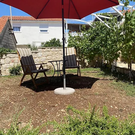 House Little Flower 2 Semesterbostad *